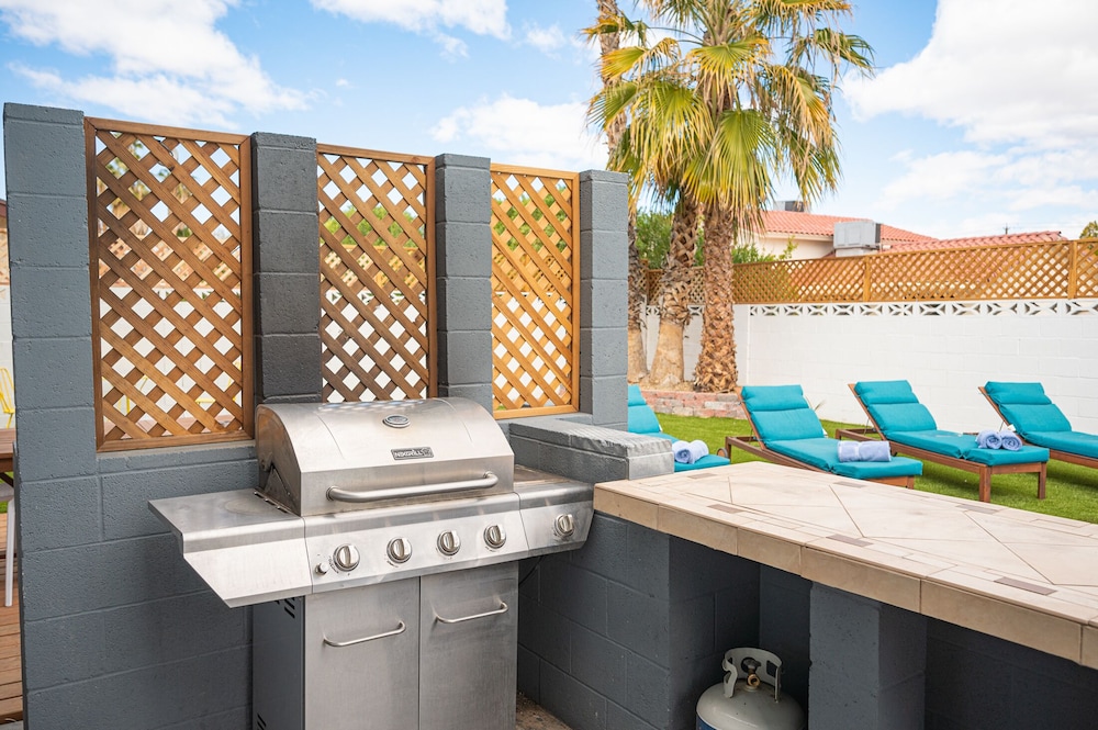 Lux Escape at 6BR/3BA + pool/spa/bbq(31day rental)