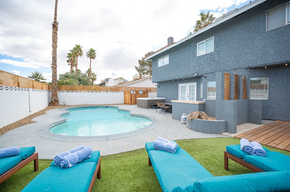 Lux Escape at 6BR/3BA + pool/spa/bbq(31day rental)