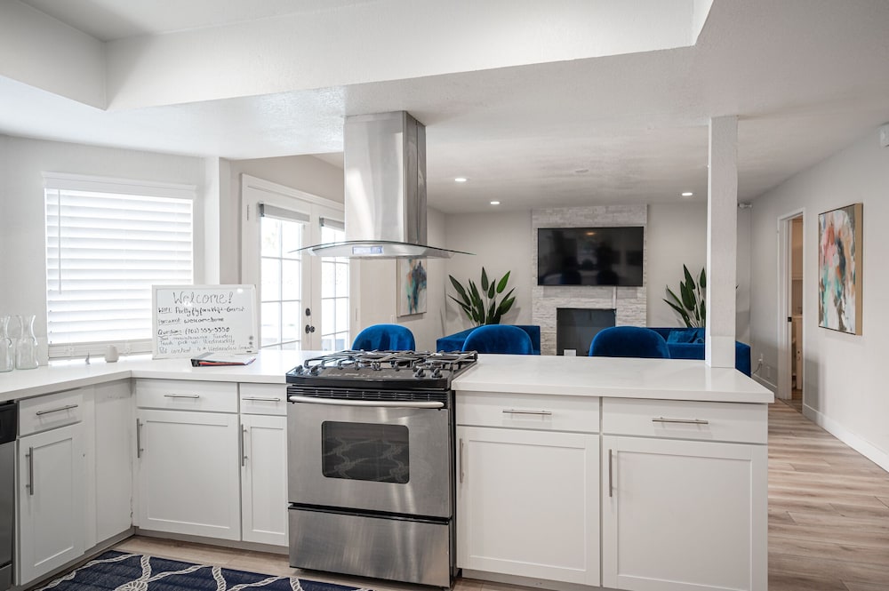 Lux Escape at 6BR/3BA + pool/spa/bbq(31day rental)