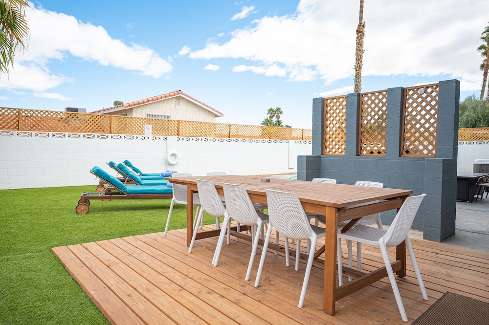 Lux Escape at 6BR/3BA + pool/spa/bbq(31day rental)