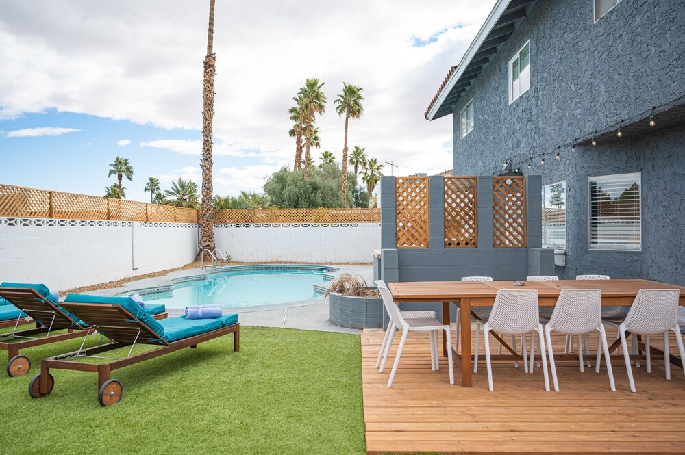 Lux Escape at 6BR/3BA + pool/spa/bbq(31day rental)