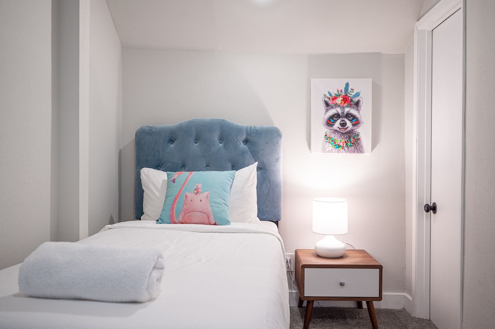 Lux Escape at 6BR/3BA + pool/spa/bbq(31day rental)