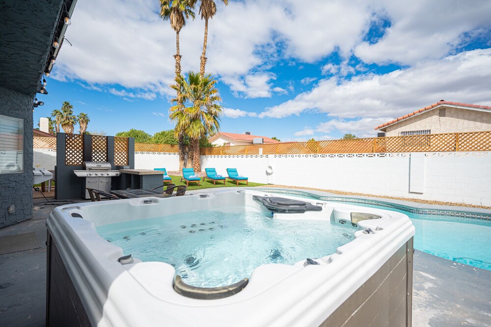 Lux Escape at 6BR/3BA + pool/spa/bbq(31day rental)