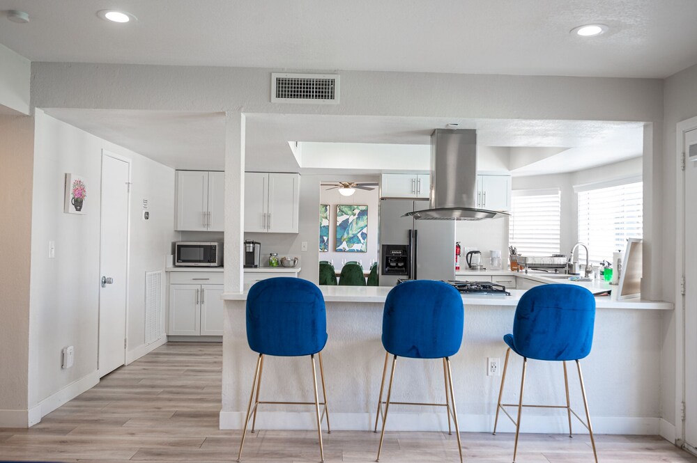 Lux Escape at 6BR/3BA + pool/spa/bbq(31day rental)