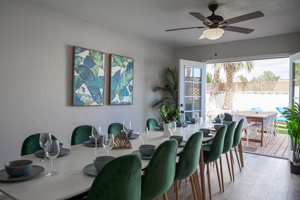 Lux Escape at 6BR/3BA + pool/spa/bbq(31day rental)