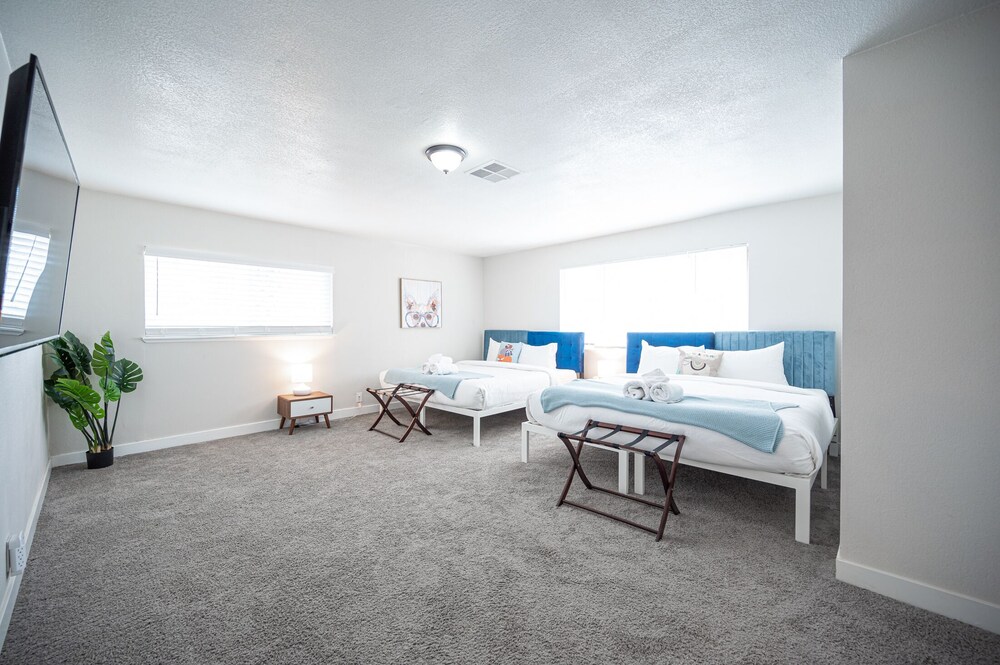 Lux Escape at 6BR/3BA + pool/spa/bbq(31day rental)