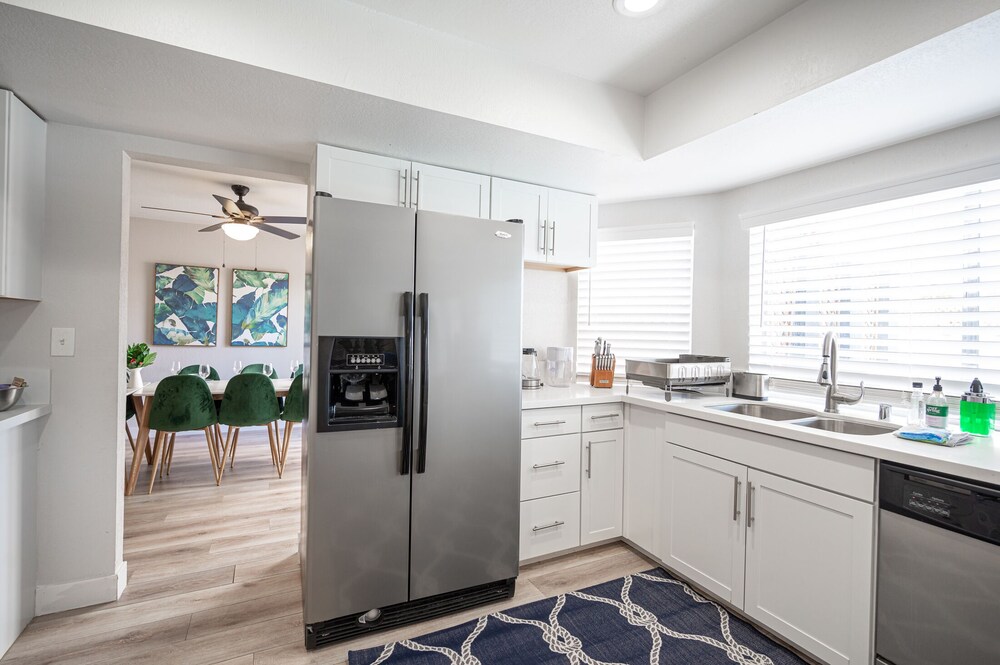 Lux Escape at 6BR/3BA + pool/spa/bbq(31day rental)