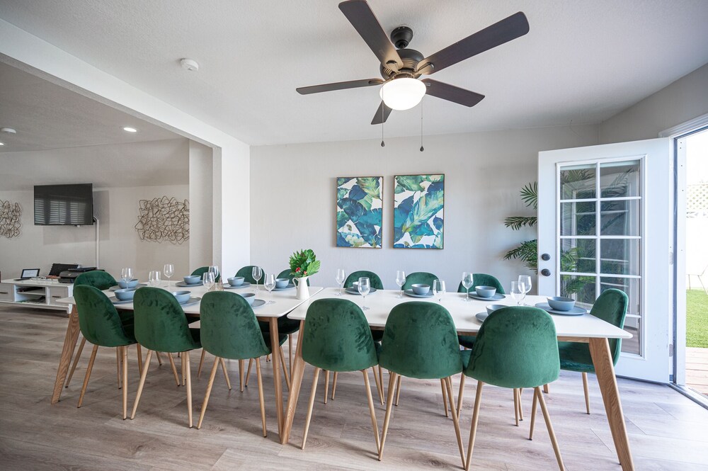 Lux Escape at 6BR/3BA + pool/spa/bbq(31day rental)