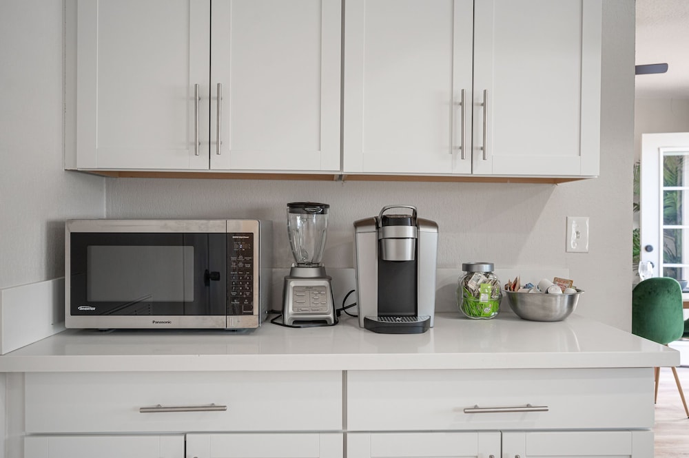 Lux Escape at 6BR/3BA + pool/spa/bbq(31day rental)