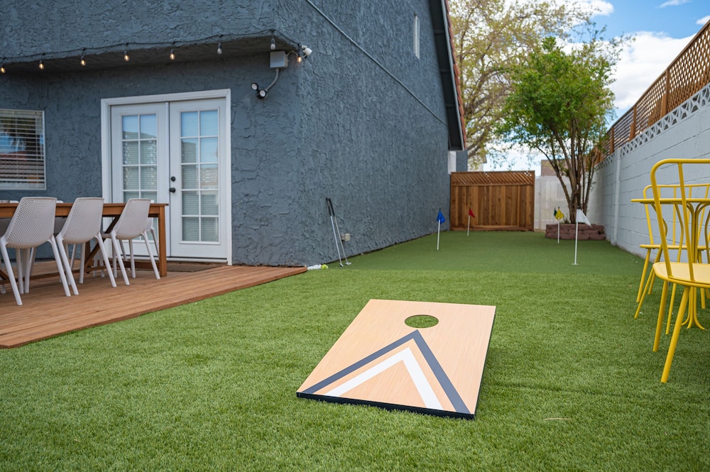 Lux Escape at 6BR/3BA + pool/spa/bbq(31day rental)