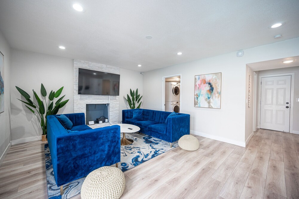 Lux Escape at 6BR/3BA + pool/spa/bbq(31day rental)