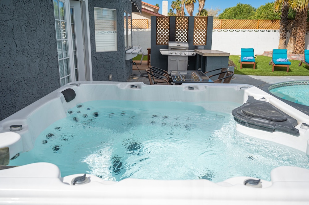 Lux Escape at 6BR/3BA + pool/spa/bbq(31day rental)