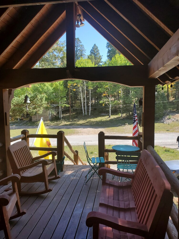 Cozy 6 person cabin, 2 B&B,  fully stocked kitchen, 3TVs, front & back decks