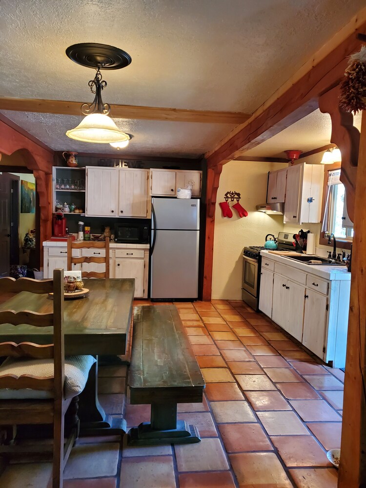 Private kitchen, Cozy 6 person cabin, 2 B&B,  fully stocked kitchen, 3TVs, front & back decks