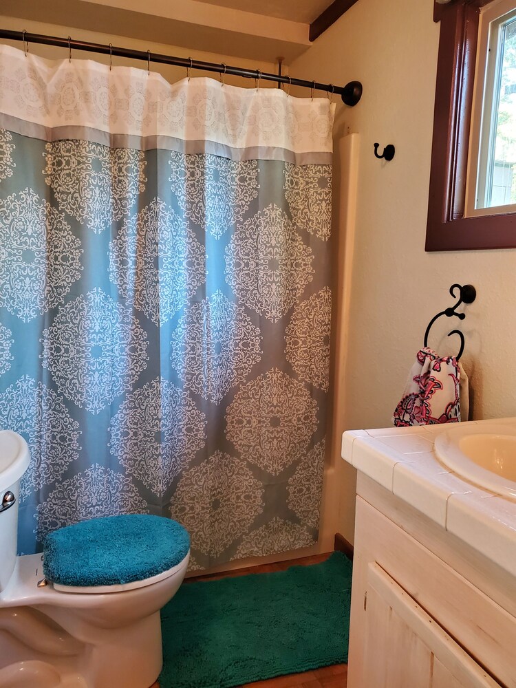 Bathroom, Cozy 6 person cabin, 2 B&B,  fully stocked kitchen, 3TVs, front & back decks