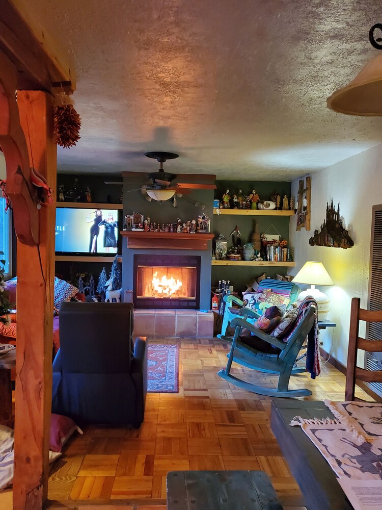 Cozy 6 person cabin, 2 B&B,  fully stocked kitchen, 3TVs, front & back decks