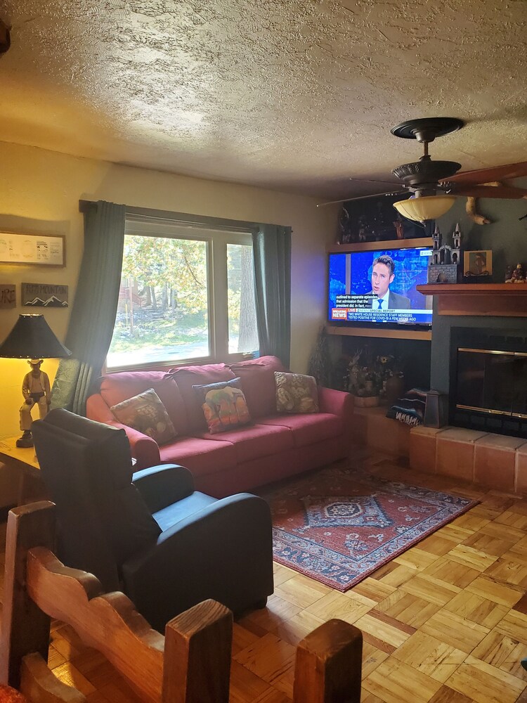 Cozy 6 person cabin, 2 B&B,  fully stocked kitchen, 3TVs, front & back decks