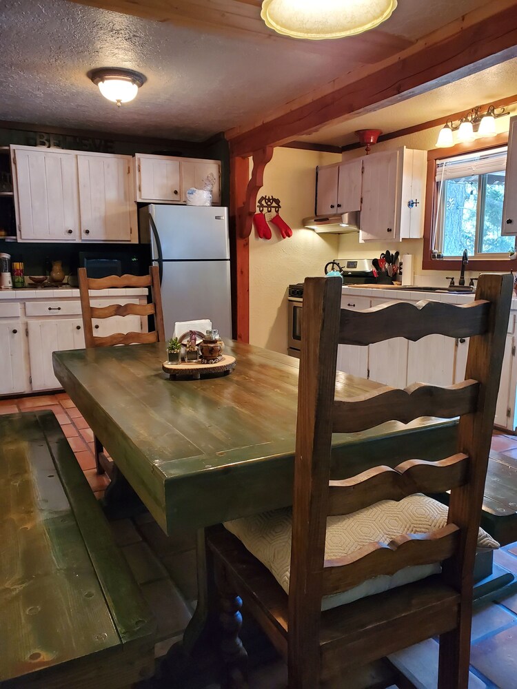 Private kitchen, Cozy 6 person cabin, 2 B&B,  fully stocked kitchen, 3TVs, front & back decks