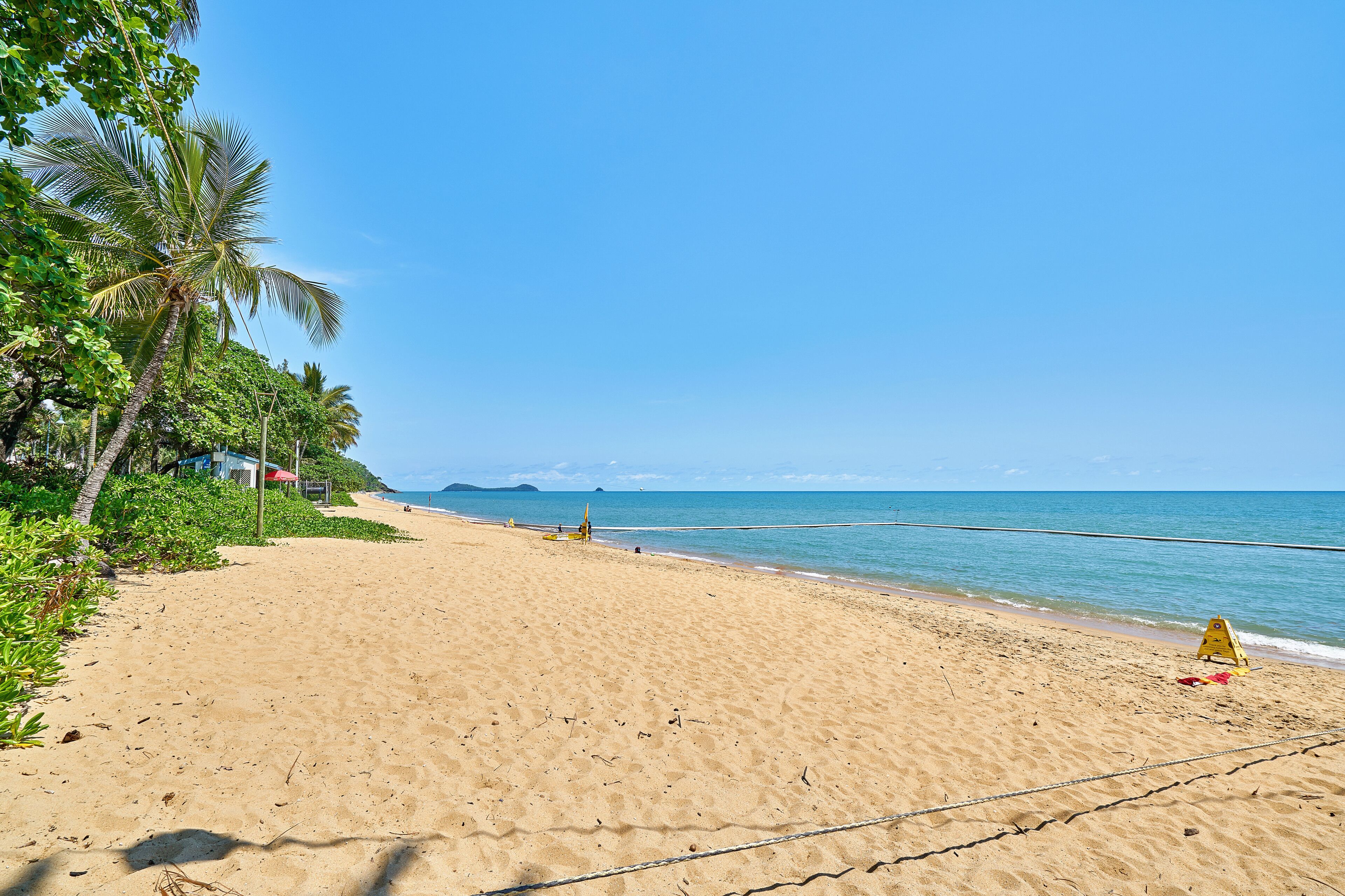 One Bedroom Apartment on top Floor, Close to the Beach