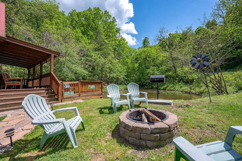 Moose Lake Lodge ❤︎ King-bed, Hot Tub, firepit, and pond!