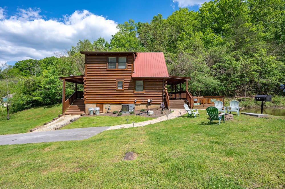 Moose Lake Lodge ❤︎ King-bed, Hot Tub, firepit, and pond!