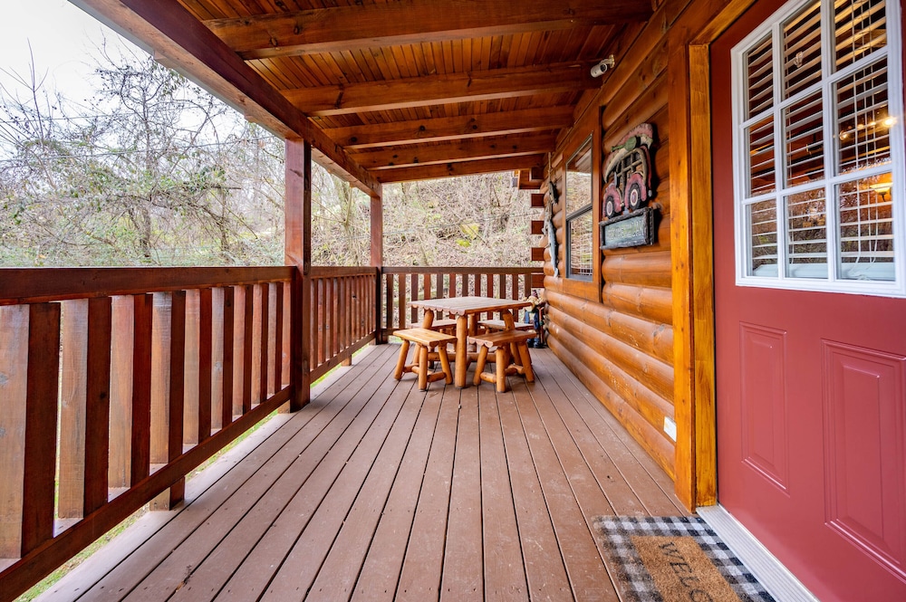 Moose Lake Lodge ❤︎ King-bed, Hot Tub, firepit, and pond!