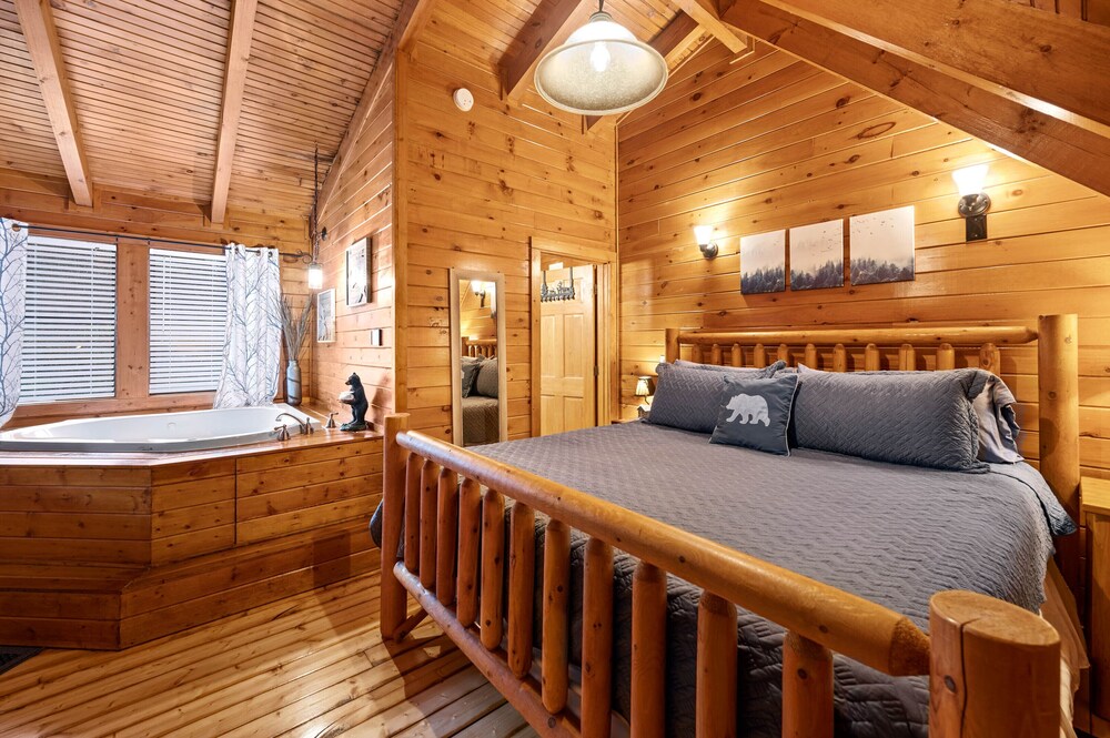 Moose Lake Lodge ❤︎ King-bed, Hot Tub, firepit, and pond!