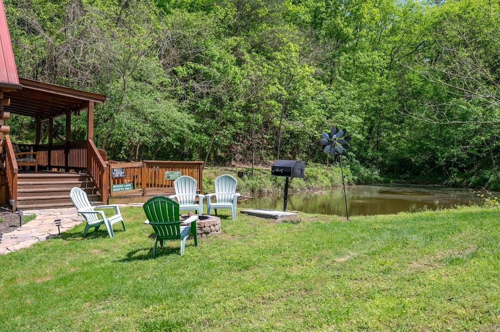 Moose Lake Lodge ❤︎ King-bed, Hot Tub, firepit, and pond!