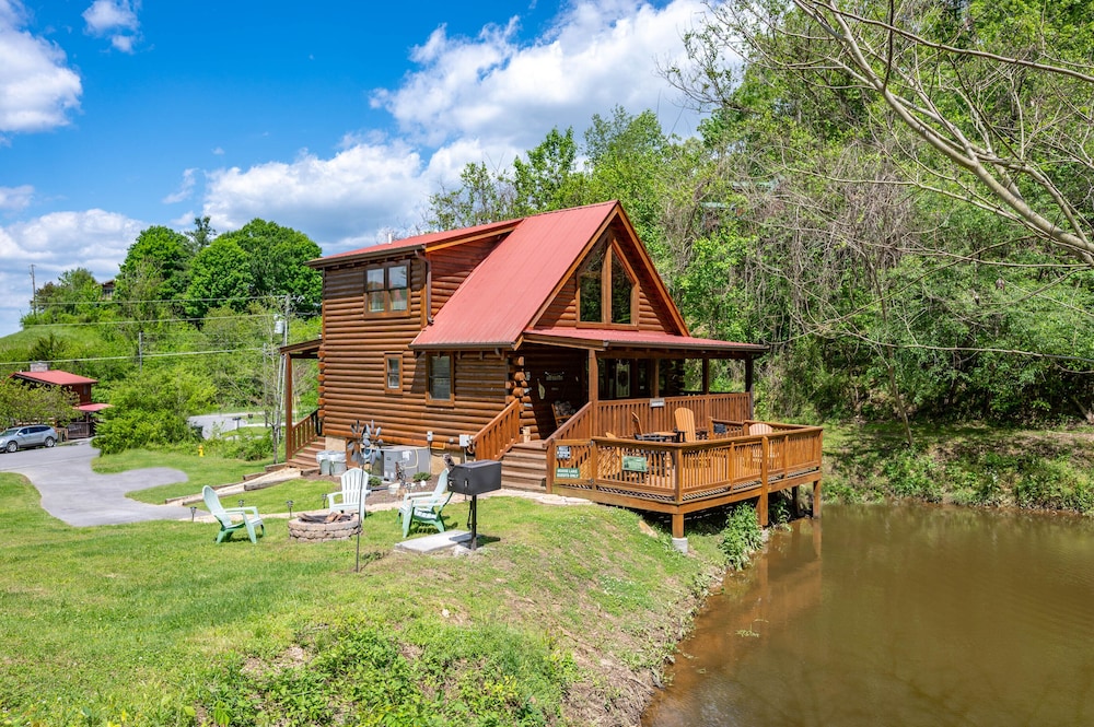 Moose Lake Lodge ❤︎ King-bed, Hot Tub, firepit, and pond!