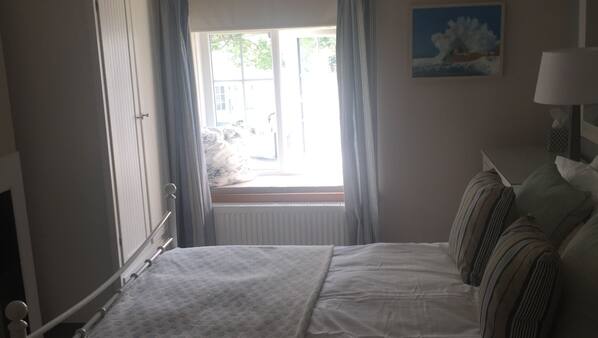 2 bedrooms, iron/ironing board, WiFi, linens