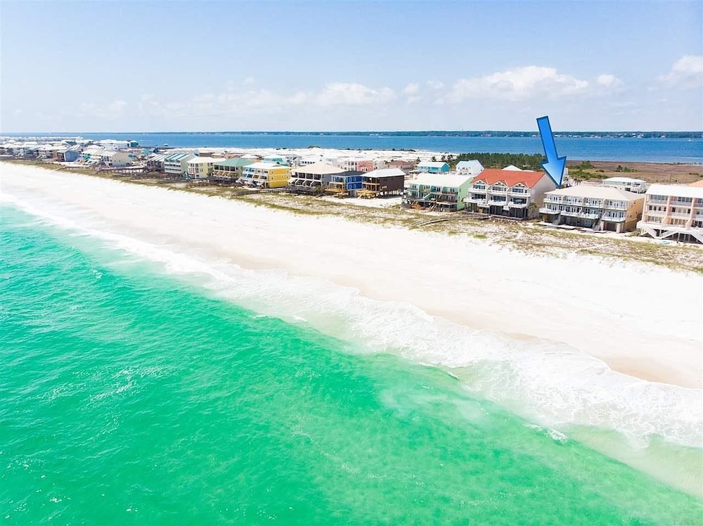 Beachfront 4 bed 3 bath townhouse. kayak, paddle board, ping pong table included
