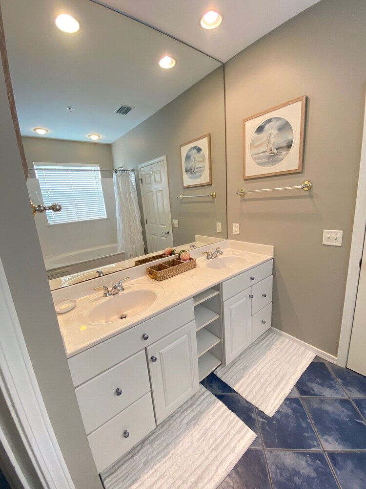 Beachfront 4 bed 3 bath townhouse. kayak, paddle board, ping pong table included