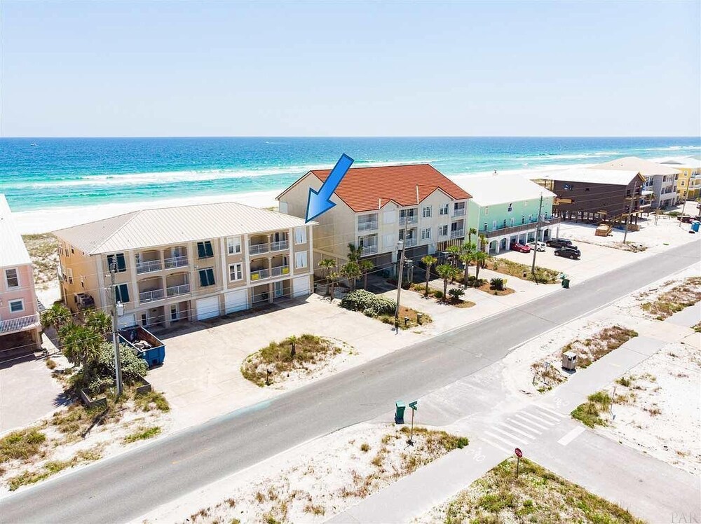 Beachfront 4 bed 3 bath townhouse. kayak, paddle board, ping pong table included