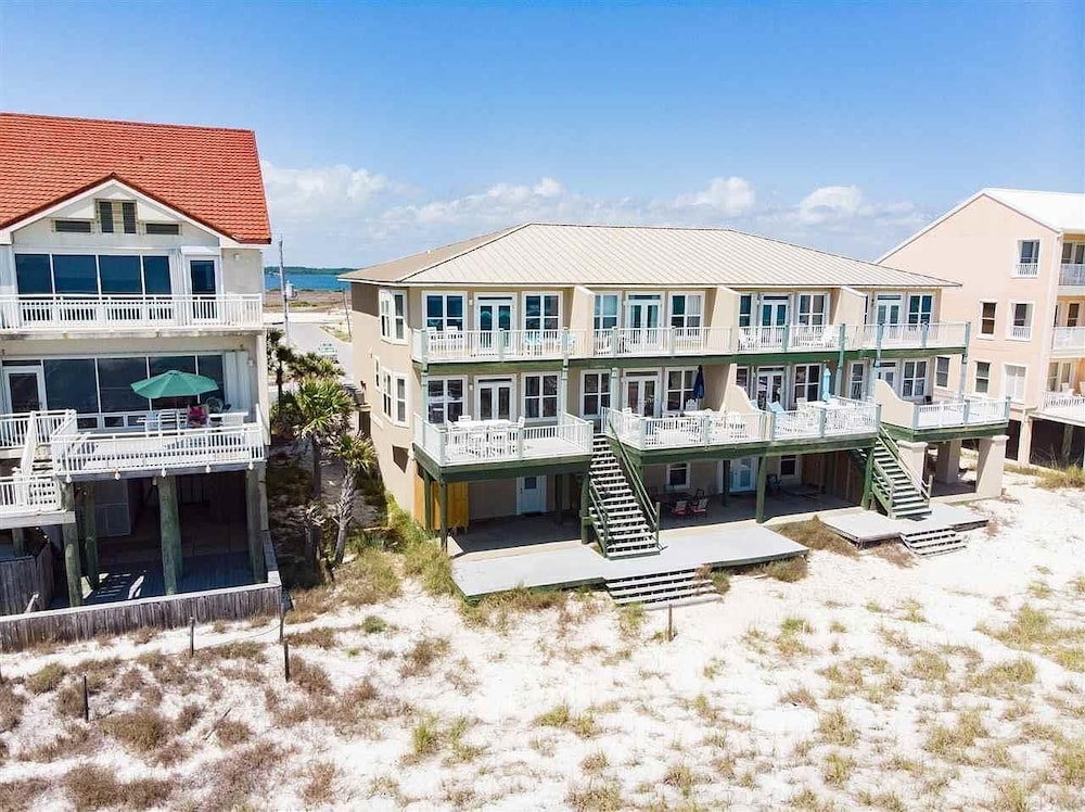 Beachfront 4 bed 3 bath townhouse. kayak, paddle board, ping pong table included