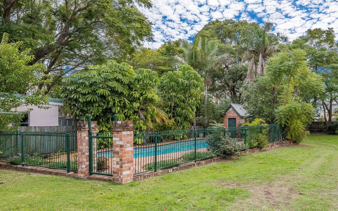 Rosslyn, 1889 heritage home  with 5 Bedrooms and authentic furnishings
