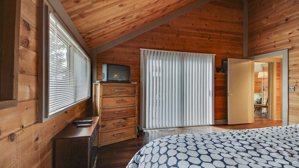 4 Pole HouseSunriver, Oregon BBQ, WiFi, SHARC Aquatics, Tubing Hill