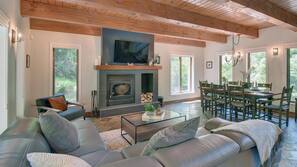 TV, fireplace, stereo