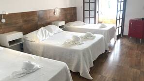 Frigobar, escrivaninha, roupa de cama