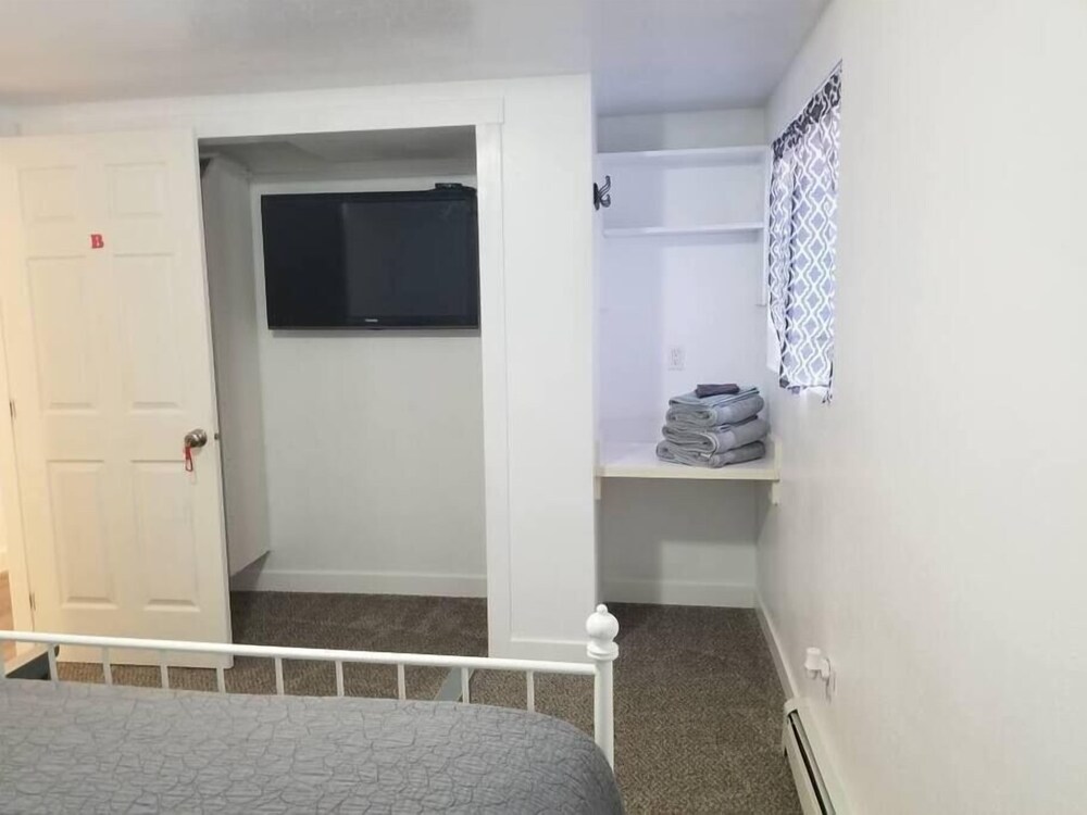 LRG Pet Friendly 2BD/2BA Sleeps 6 with Waffles in Layton Best Rates