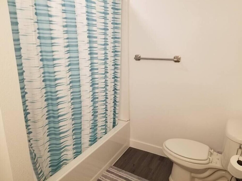 LRG Pet Friendly 2BD/2BA Sleeps 6 with Waffles in Layton Best Rates