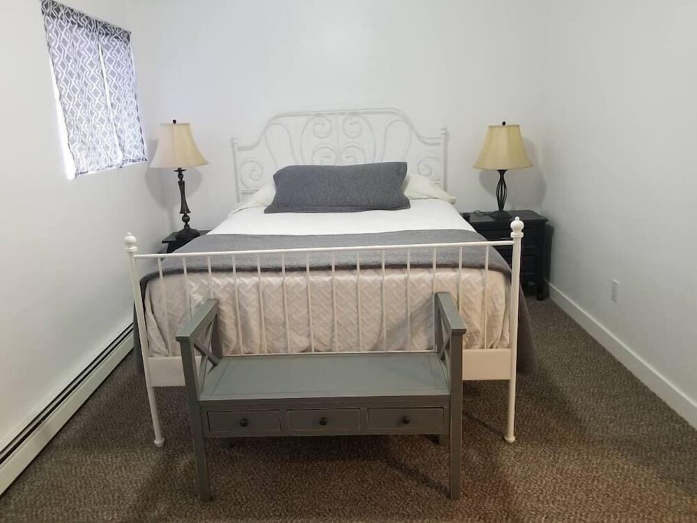 LRG Pet Friendly 2BD/2BA Sleeps 6 with Waffles in Layton Best Rates