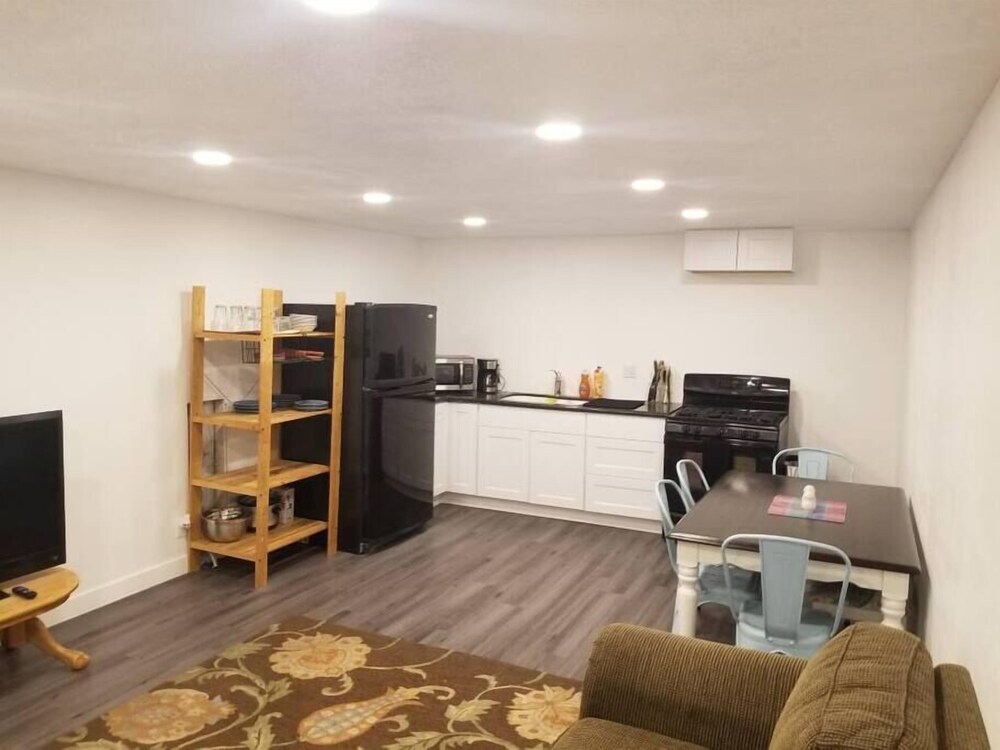 LRG Pet Friendly 2BD/2BA Sleeps 6 with Waffles in Layton Best Rates