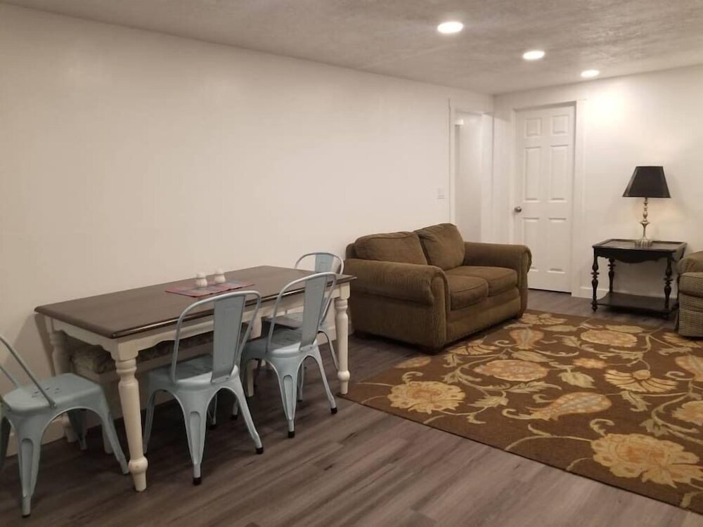LRG Pet Friendly 2BD/2BA Sleeps 6 with Waffles in Layton Best Rates