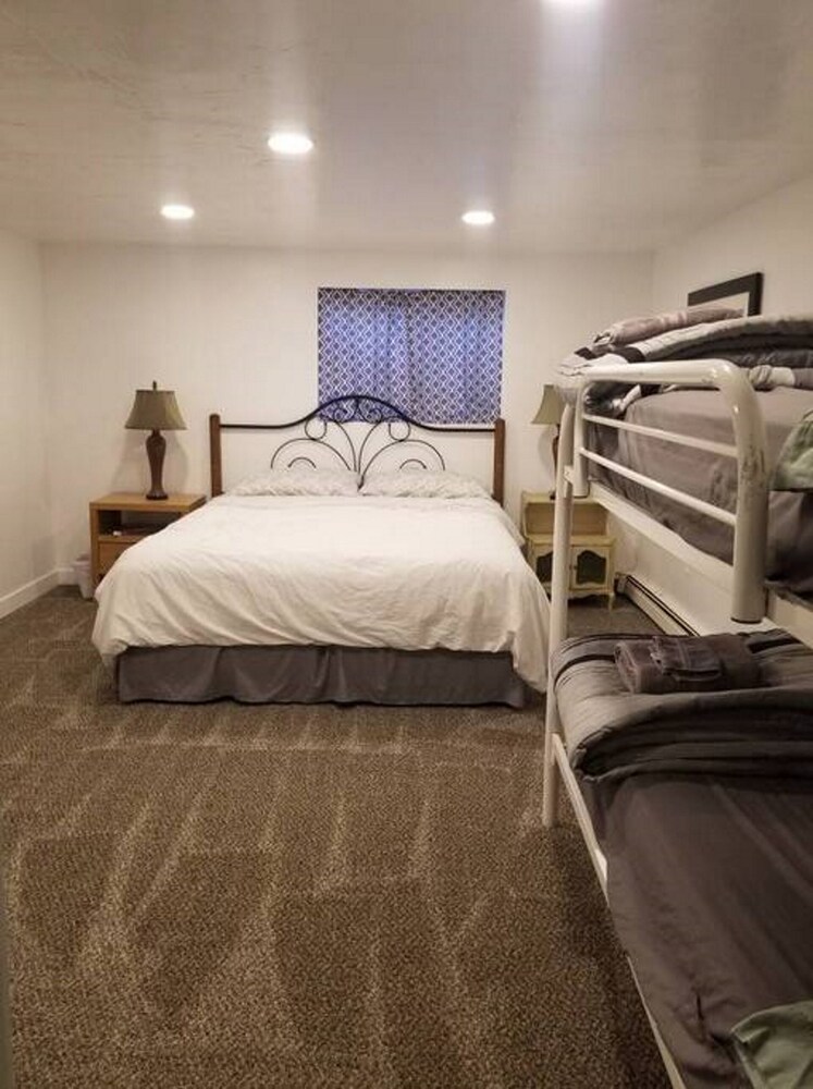 Pet Friendly King Suite w/Private Bath & Waffles Layton FeWodirekt