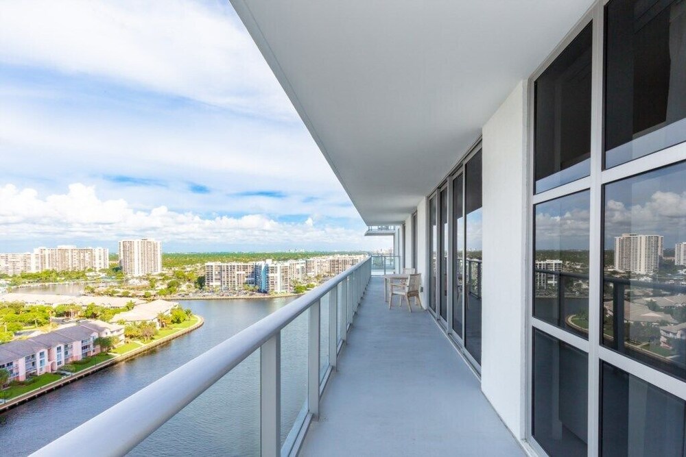 Gorgeous Bay View 3 Bedroom at Hyde Beach House Luxury Condo-Resort