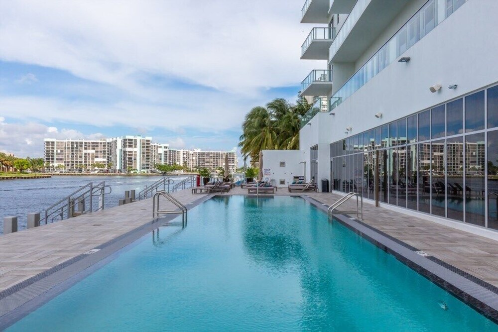 Gorgeous Bay View 3 Bedroom at Hyde Beach House Luxury Condo-Resort