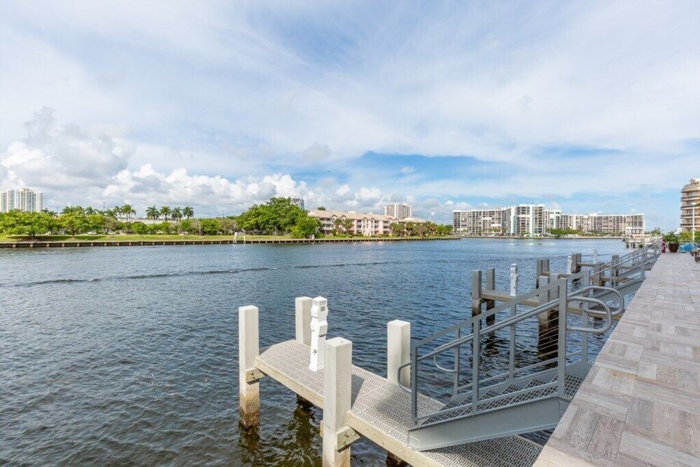 Gorgeous Bay View 3 Bedroom at Hyde Beach House Luxury Condo-Resort