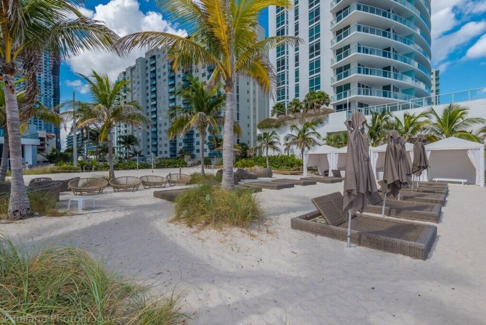 Gorgeous Bay View 3 Bedroom at Hyde Beach House Luxury Condo-Resort