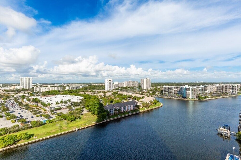 Gorgeous Bay View 3 Bedroom at Hyde Beach House Luxury Condo-Resort