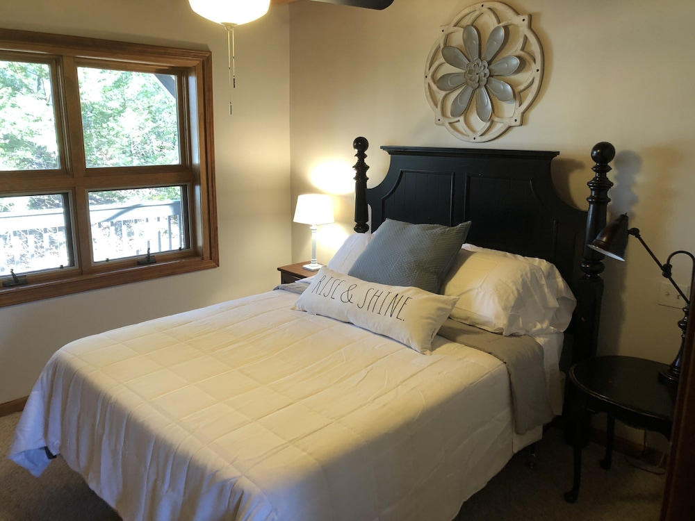 North Keowee Family Lake House on Private Cove With Dock / 5 MIN FROM JOCASSEE Oconee County